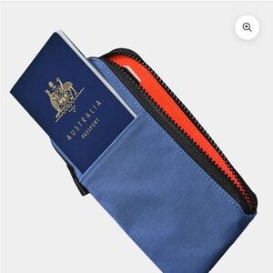 NWT Alpaka Blue Men's Travel Wallet